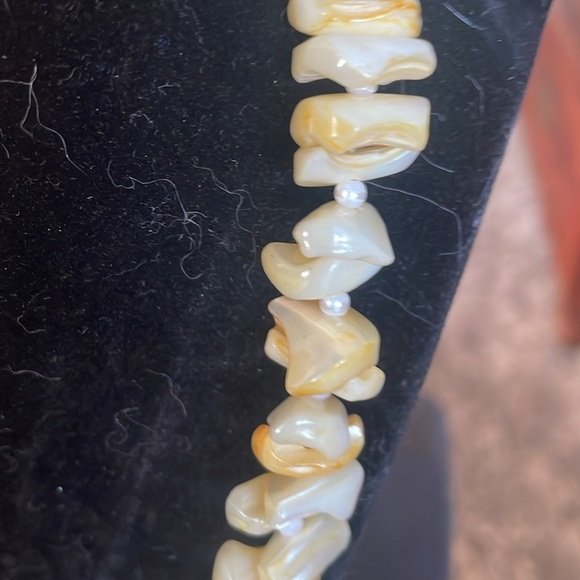 Vintage mother of pearl  Elegant Cream Shell chip Necklace - Picture 4 of 4